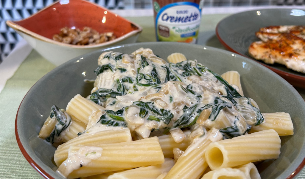Pasta Cremosa con pollo, espinacas y queso Cremette