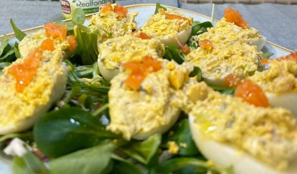 Huevos rellenos con Cremette Finas Hierbas, aguacate y salmón ahumado.