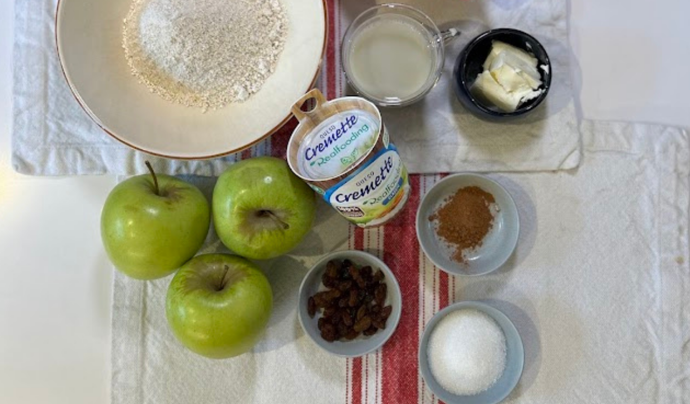 Crepes con manzana caramelizada, pasas, canela y Cremette